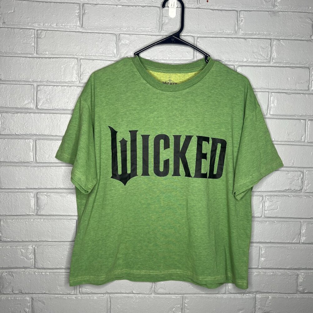 NWT! Wicked Universal Studios Logo Green Cropped Short Sleeve Shirt Size Large